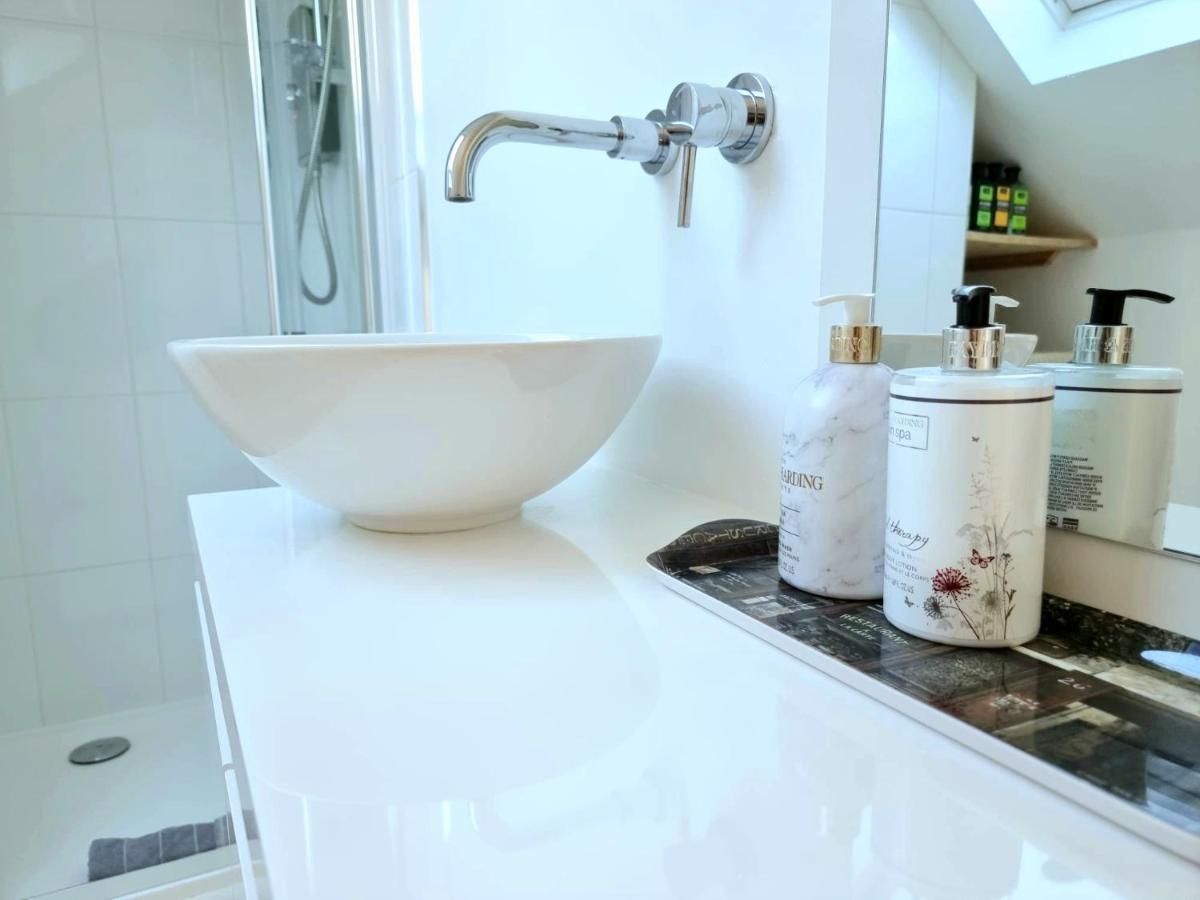 West Hill Retreat Seaview Balcony Chic Loft Studio & Free Parking Hastings Extérieur photo