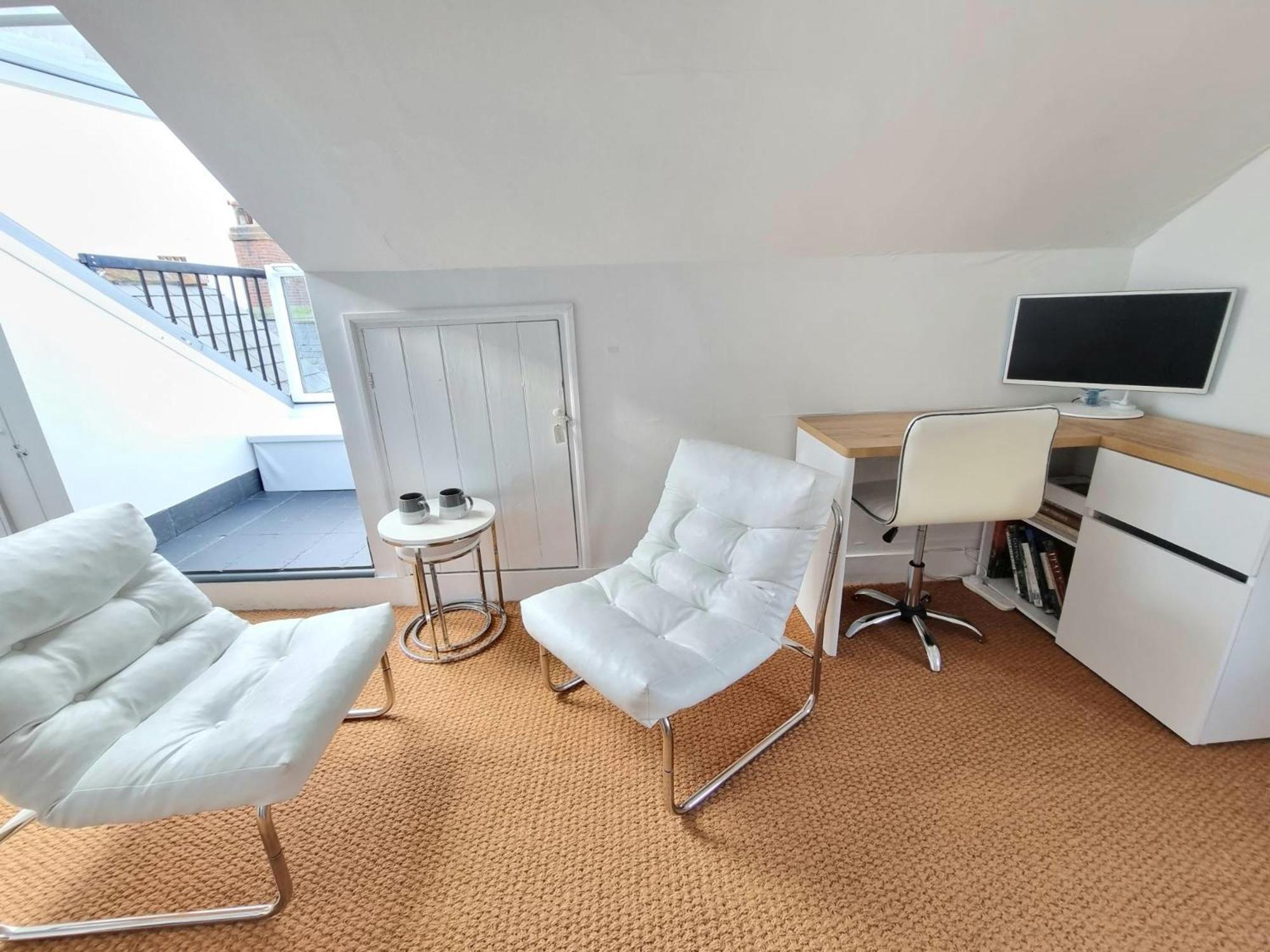 West Hill Retreat Seaview Balcony Chic Loft Studio & Free Parking Hastings Extérieur photo