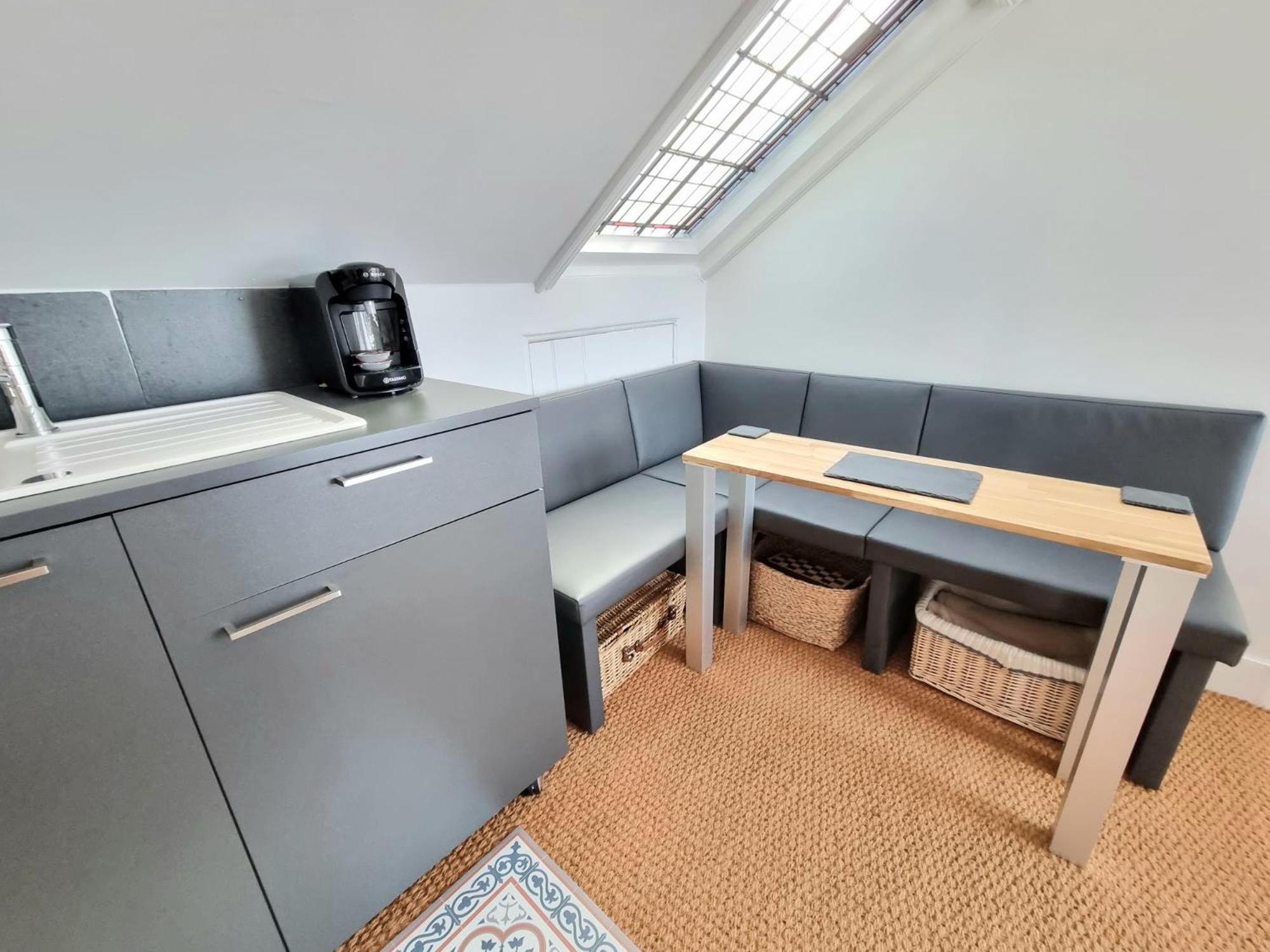 West Hill Retreat Seaview Balcony Chic Loft Studio & Free Parking Hastings Extérieur photo